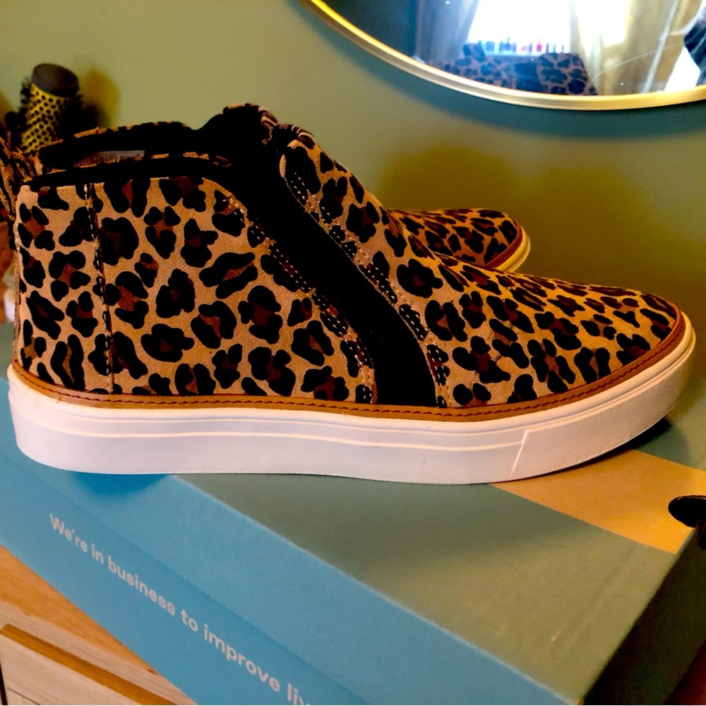 TOMS slip on shoes. Never worn only tried on.
